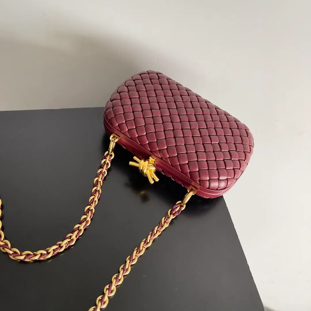 Batch 2260 BOTTEGA VENETA KNOT evening bag chain version for women is now on the market! Delicate and elegant, soft and powerful, this bag is definitely a representative of intellectual women. As an evergreen model of BV, the blessing of the chain is the icing on the cake. The classic weaving once again interprets the unique craftsmanship (the chain can be disassembled separately). Style number: 776662 Size: 19*11.5*5cm